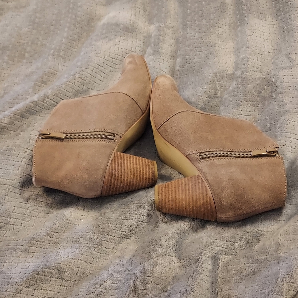 Tahari Camila Booties Suede Tan Beige Fringe Western 8 Boho Festival - Picture 7 of 14